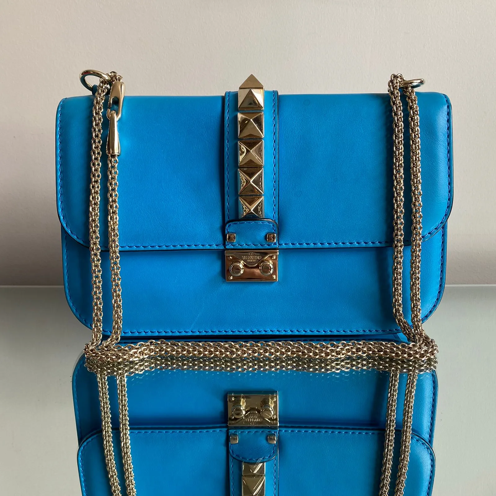 Bolsa Valentino Rockstud Em couro Azul Ferragem Ligth Gold