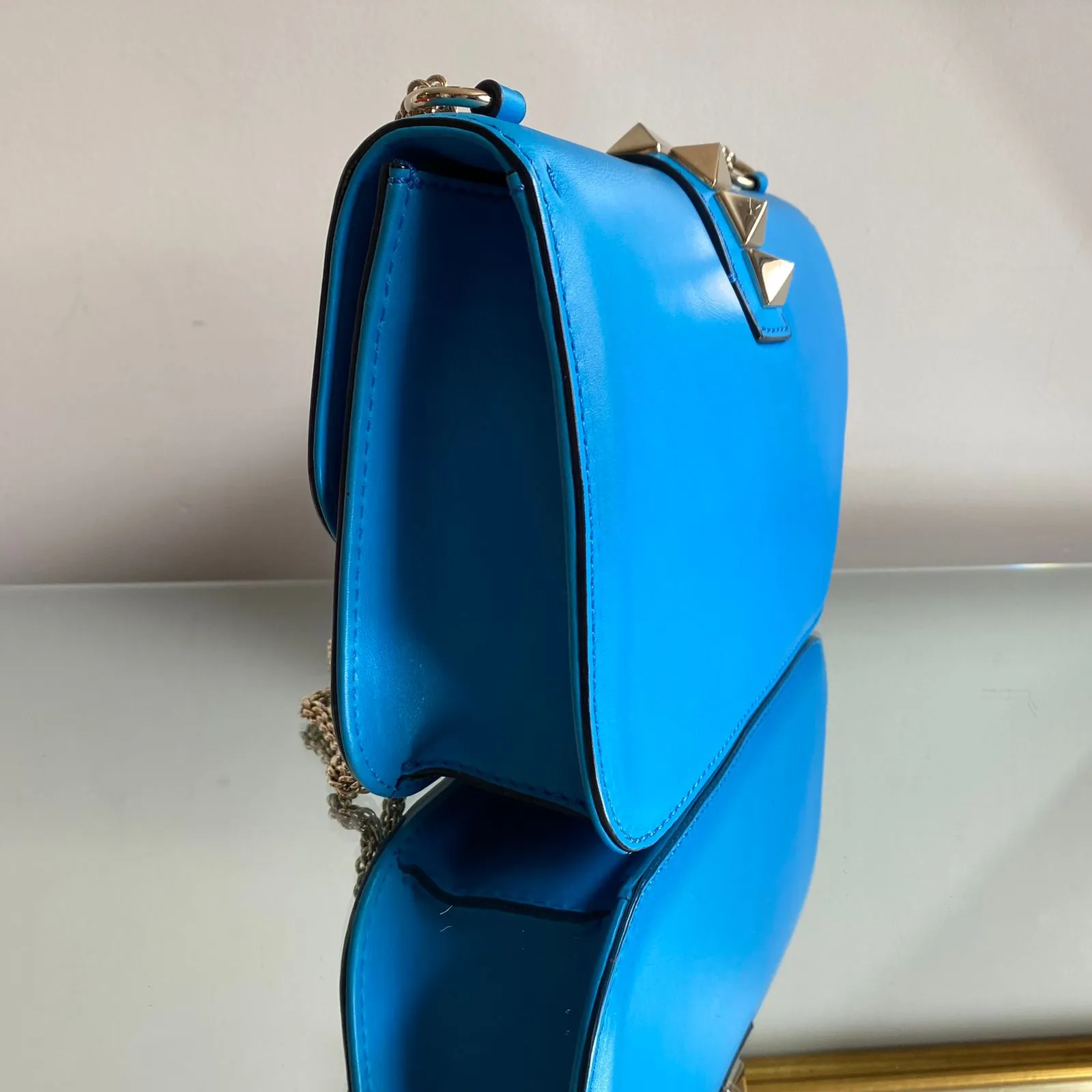 Bolsa Valentino Rockstud Em couro Azul Ferragem Ligth Gold