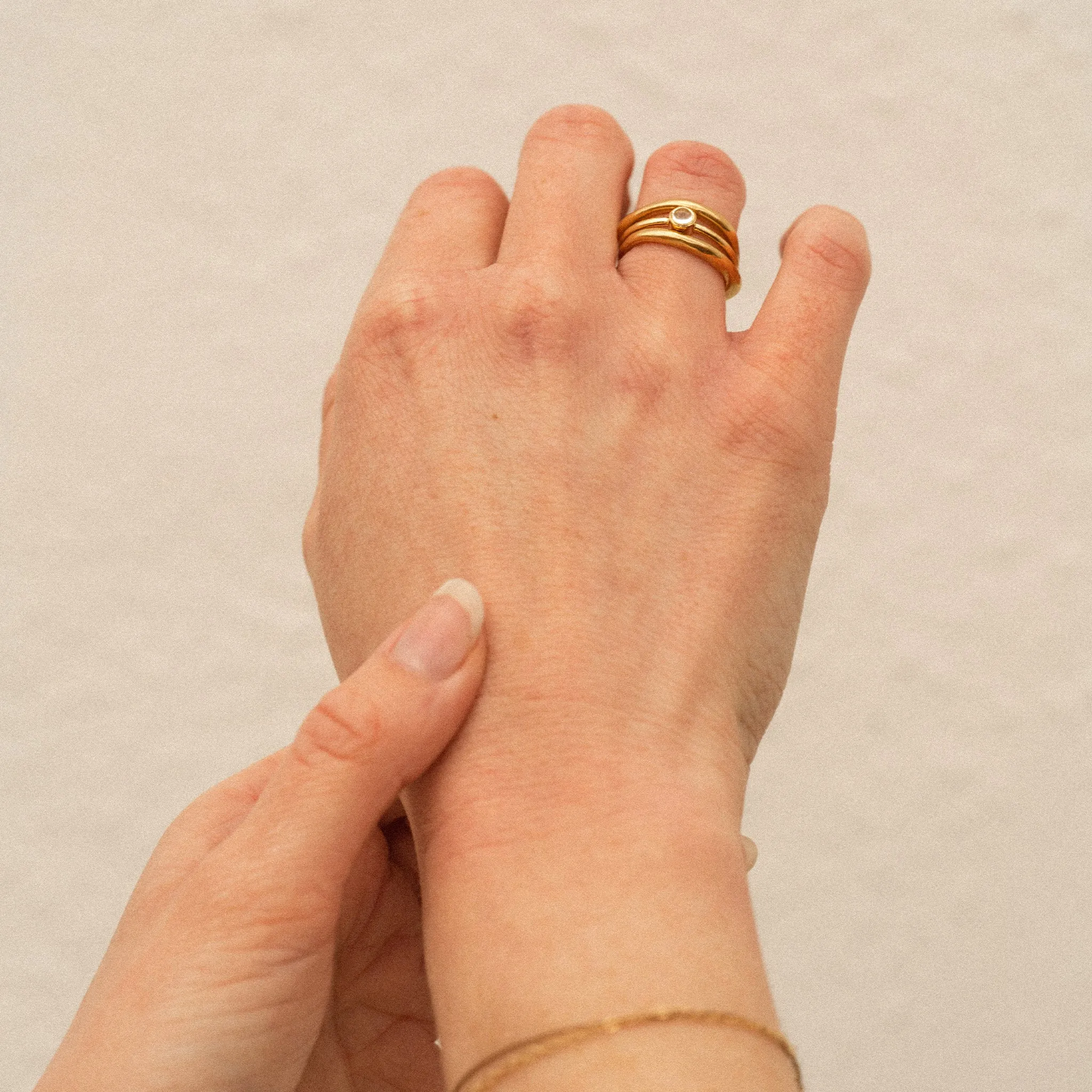 Quartz Mano Ring